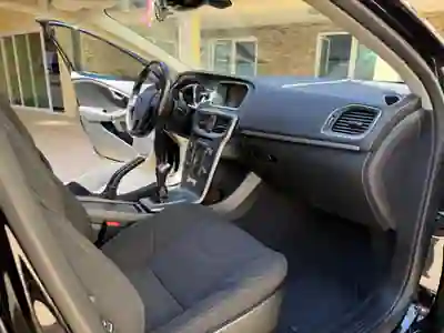 Volvo V40 Cross Country 2015 - 13900 EUR, 115900 km - AUTO.MOTO.pt - 115900km - foto 6 de 11
