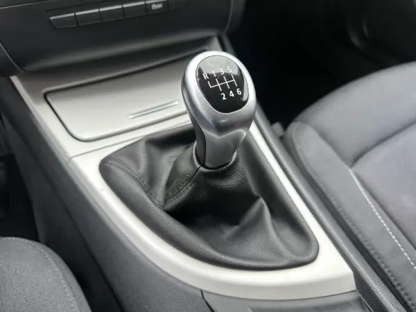 BMW 118 2009 - 7900 EUR, 184000 km - AUTO.MOTO.pt - 184000km - foto 44 de 55