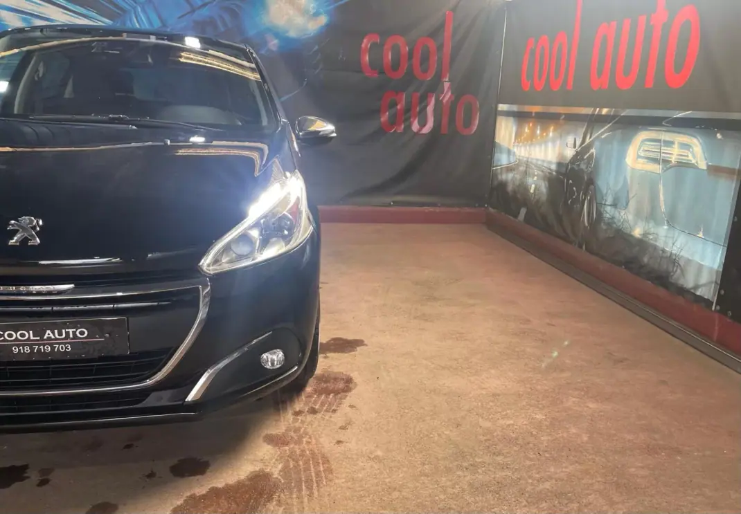 Peugeot 208 2018 - 8899 EUR, 106000 km - AUTO.MOTO.pt - 106000km - foto 11 de 42