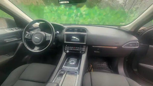 Jaguar F-Pace 2018 - 37990 EUR, 86000 km - AUTO.MOTO.pt - 86000km - foto 17 de 31