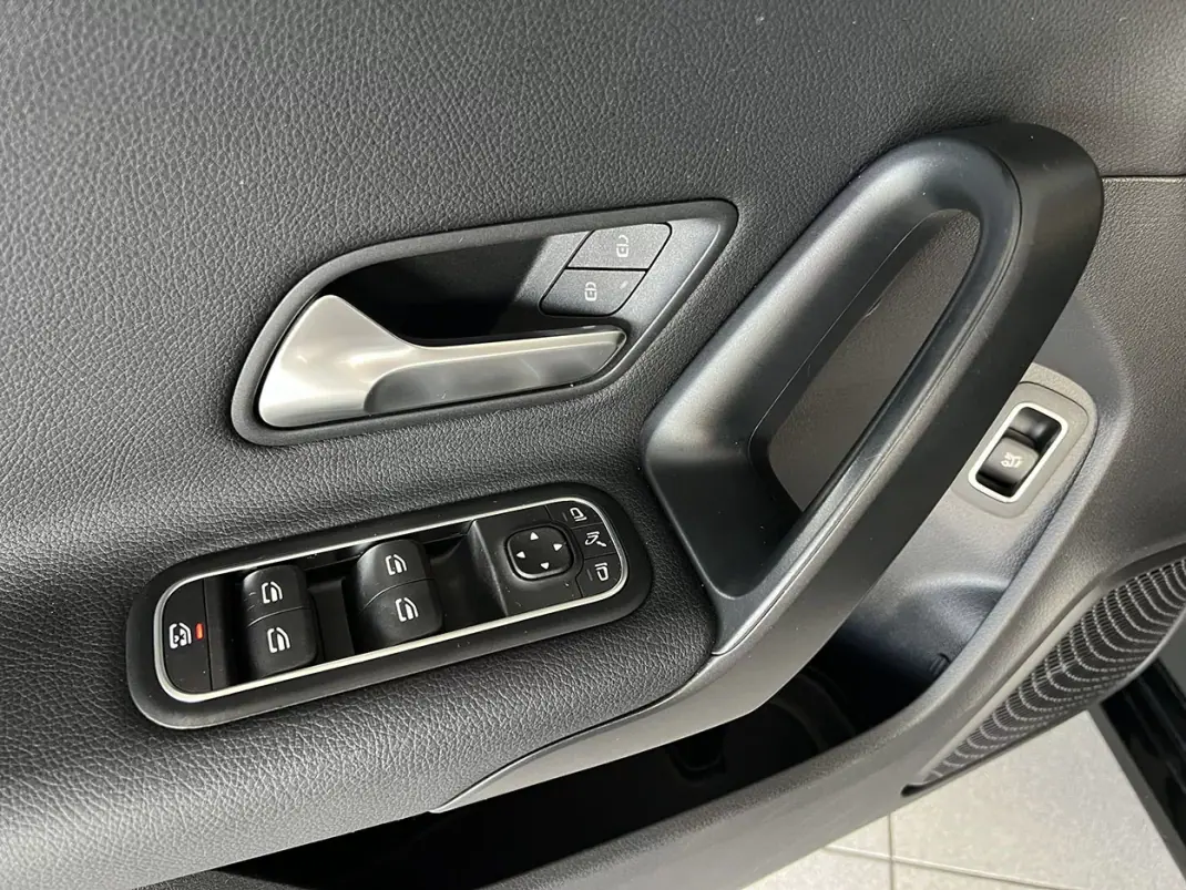 Mercedes-Benz CLA 180 2020 - 24600 EUR, 100563 km - AUTO.MOTO.pt - 100563km - foto 20 de 25