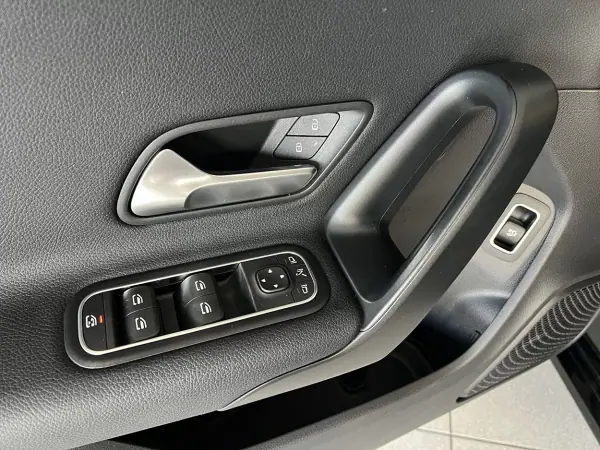 Mercedes-Benz CLA 180 2020 - 24600 EUR, 100563 km - AUTO.MOTO.pt - 100563km - foto 20 de 25