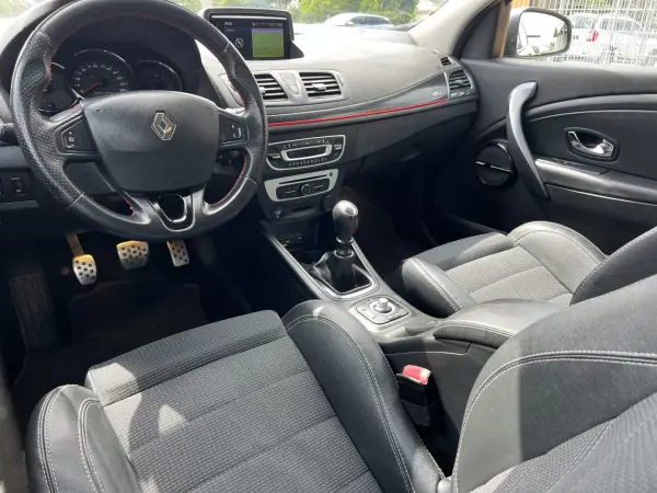 Renault Mégane Sport Tourer 2014 - 9500 EUR, 239995 km - AUTO.MOTO.pt - 239995km - foto 19 de 23