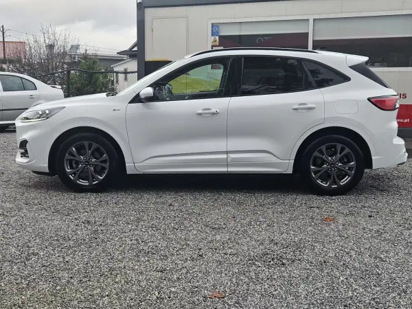 Ford Kuga 2022 - 17800 EUR, 129800 km - AUTO.MOTO.pt - 129800km - foto 4 de 49