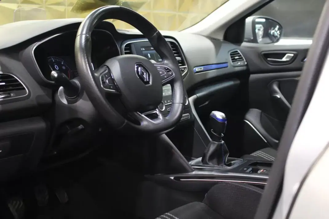 Renault Mégane Sport Tourer 2020 - 16790 EUR, 137000 km - AUTO.MOTO.pt - 137000km - foto 34 de 37