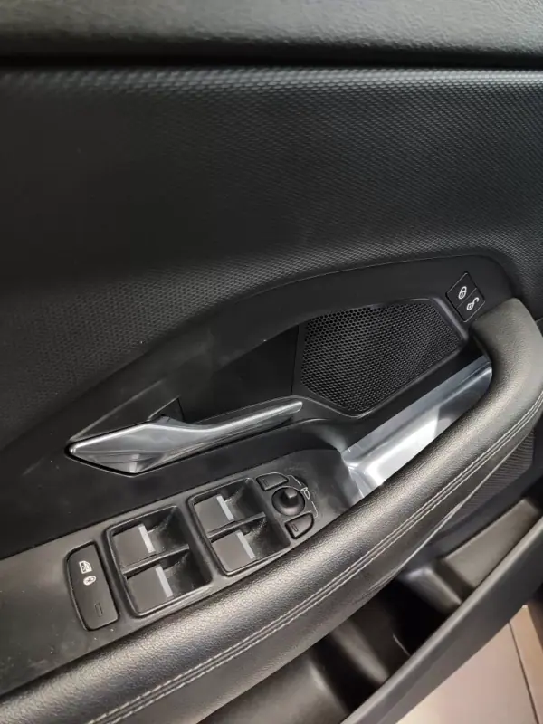 Jaguar E-Pace 2018 - 22500 EUR, 66000 km - AUTO.MOTO.pt - 66000km - foto 24 de 39