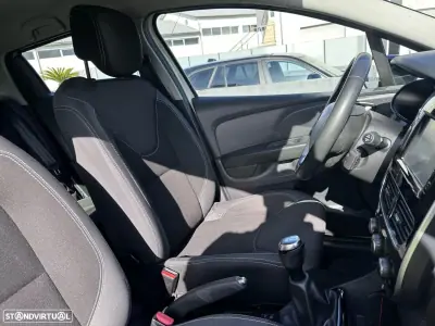 Renault Clio 2017 - 9900 EUR, 135702 km - AUTO.MOTO.pt - 135702km - foto 40 de 47