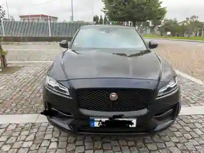 Jaguar F-Pace 2017 - 14000 EUR, 230000 km - 230000km - foto 2 de 8