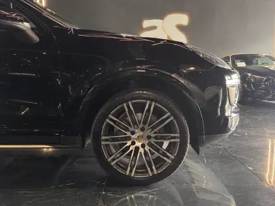 Porsche Cayenne 2017 - 42990 EUR, 155600 km - AUTO.MOTO.pt - 155600km - foto 8 de 31