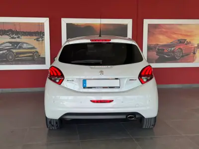 Peugeot 208 2017 - 12990 EUR, 101119 km - AUTO.MOTO.pt - 101119km - foto 11 de 22
