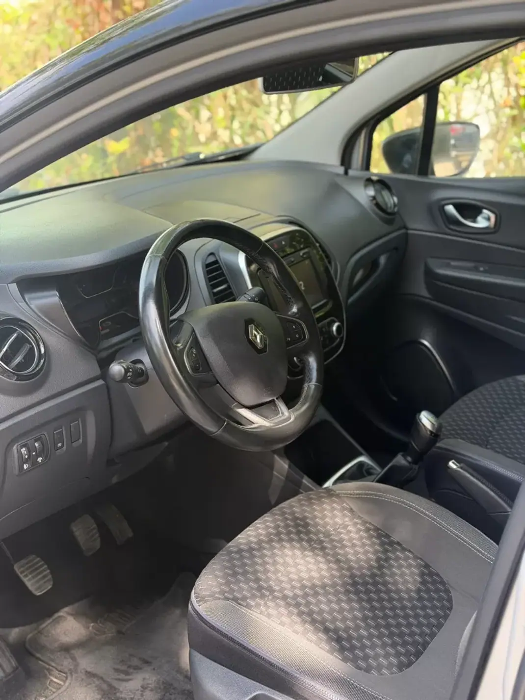 Renault Captur 2019 - 14900 EUR, 95873 km - 95873km - foto 7 de 9