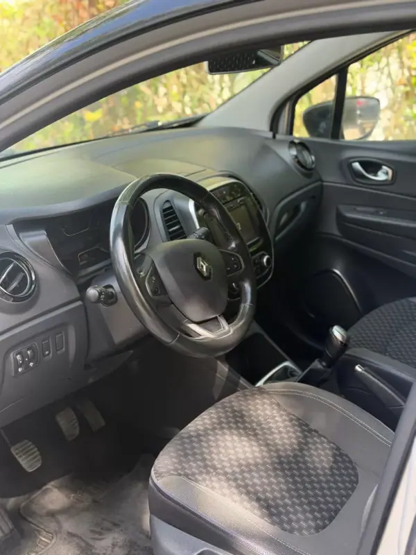 Renault Captur 2019 - 14900 EUR, 95873 km - AUTO.MOTO.pt - 95873km - foto 7 de 9