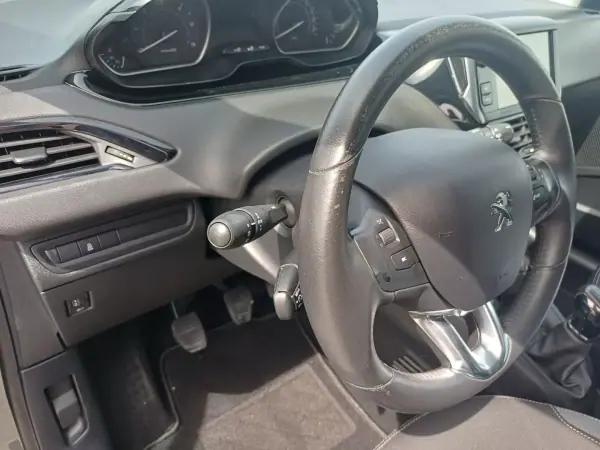 Peugeot 208 2015 - 9900 EUR, 149570 km - AUTO.MOTO.pt - 149570km - foto 12 de 15