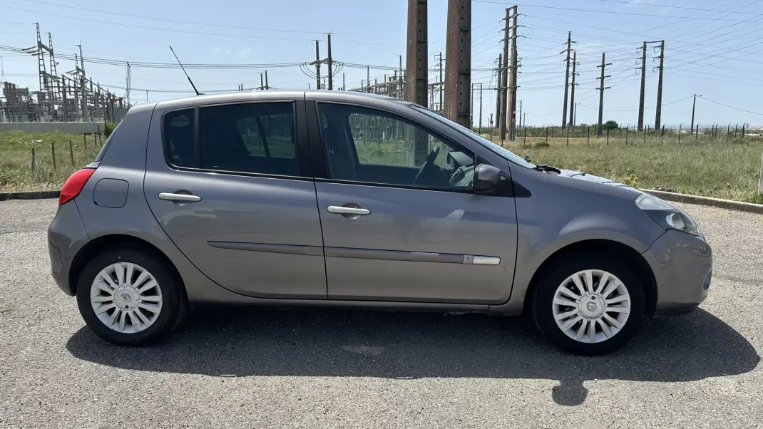 Renault Clio 2010 - 3650 EUR, 202000 km - AUTO.MOTO.pt - 202000km - foto 9 de 15