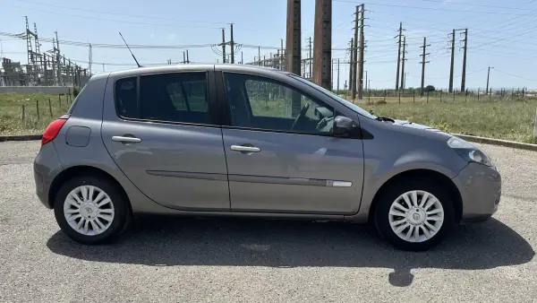 Renault Clio 2010 - 3650 EUR, 202000 km - AUTO.MOTO.pt - 202000km - foto 9 de 15