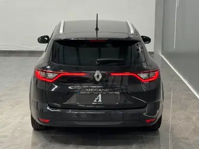 Renault Mégane Sport Tourer 2020 - 15990 EUR, 80000 km - AUTO.MOTO.pt - 80000km - foto 12 de 26