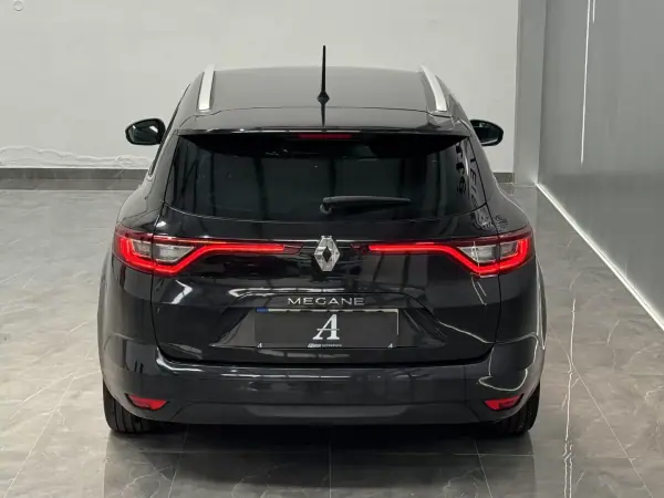 Renault Mégane Sport Tourer 2020 - 15990 EUR, 80000 km - AUTO.MOTO.pt - 80000km - foto 12 de 26