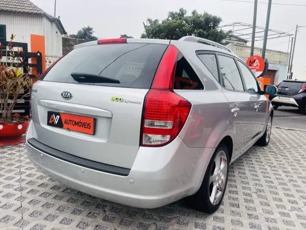 Kia Ceed SW 2010 - 5750 EUR, 297414 km - AUTO.MOTO.pt - 297414km - foto 7 de 12