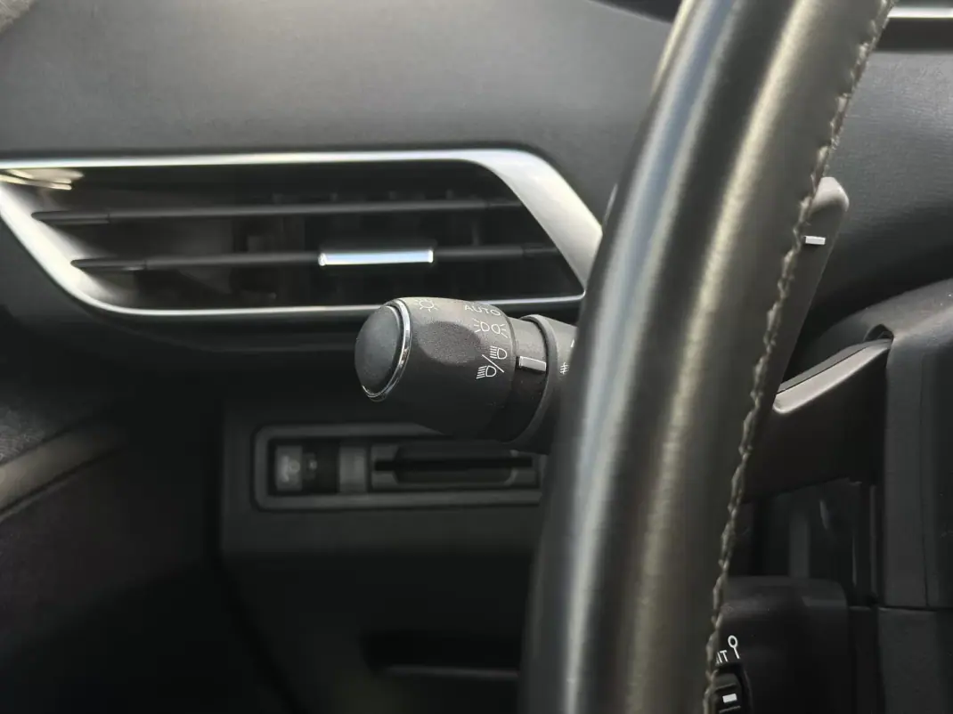 Peugeot 3008 2019 - 15990 EUR, 97900 km - AUTO.MOTO.pt - 97900km - foto 26 de 31