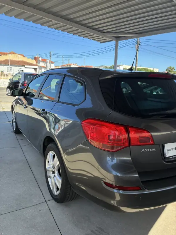 Opel Astra Sports Tourer 2011 - 2999 EUR, 329000 km - AUTO.MOTO.pt - 329000km - foto 6 de 20