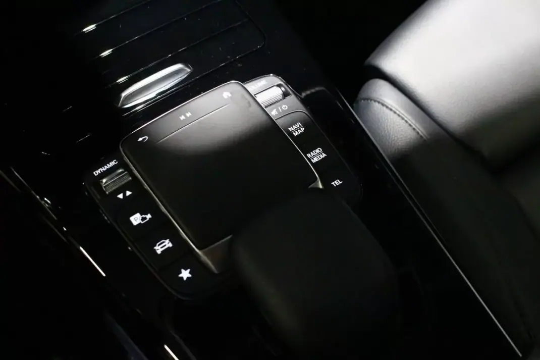 Mercedes-Benz A 250 2020 - 23900 EUR, 140000 km - AUTO.MOTO.pt - 140000km - foto 32 de 35