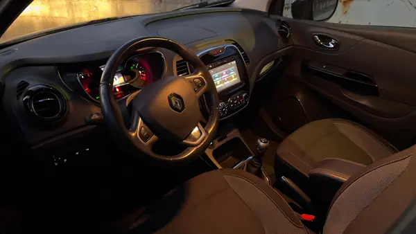 Renault Captur 2016 - 12999 EUR, 94000 km - AUTO.MOTO.pt - 94000km - foto 5 de 9