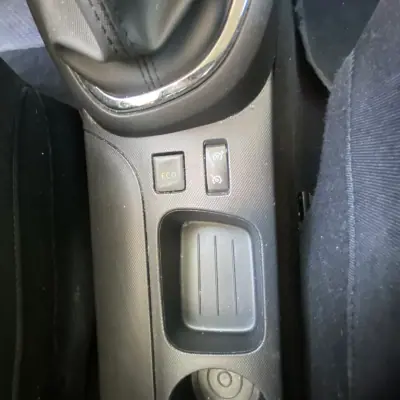 Renault Captur 2014 - 13990 EUR, 146000 km - AUTO.MOTO.pt - 146000km - foto 16 de 22