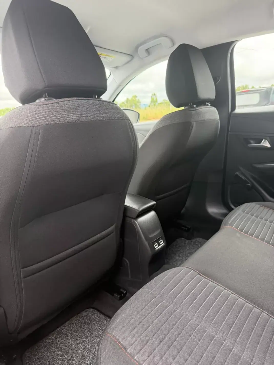 Peugeot e-208 2020 - 14500 EUR, 136090 km - AUTO.MOTO.pt - 136090km - foto 14 de 17