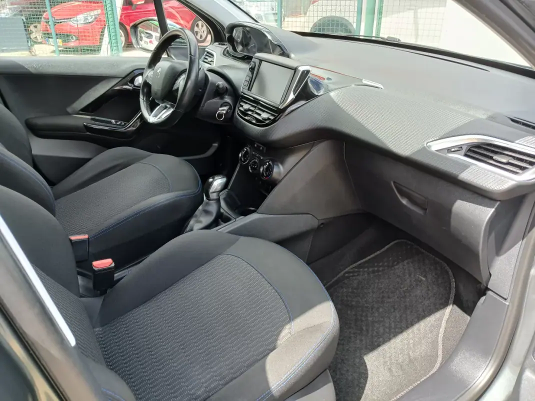 Peugeot 208 2017 - 7950 EUR, 104781 km - AUTO.MOTO.pt - 104781km - foto 22 de 26