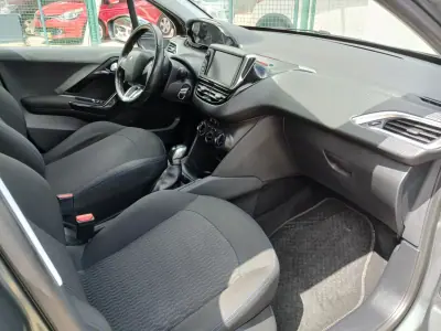 Peugeot 208 2017 - 7950 EUR, 104781 km - AUTO.MOTO.pt - 104781km - foto 22 de 26
