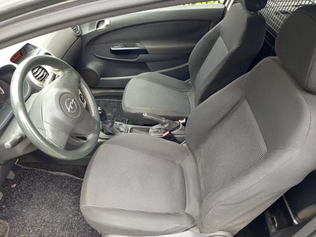 Opel CORSA VAN 1.3 CDTI 2007 - 3490 EUR, 180251 km - AUTO.MOTO.pt - 180251km - foto 7 de 9