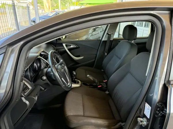 Opel Astra 2011 - 6450 EUR, 250730 km - AUTO.MOTO.pt - 250730km - foto 15 de 26