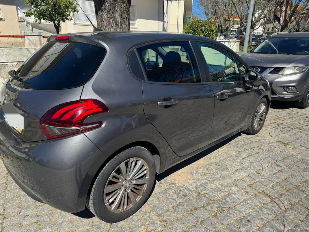 Peugeot 208 2019 - 10500 EUR, 136500 km - AUTO.MOTO.pt - 136500km - foto 2 de 8