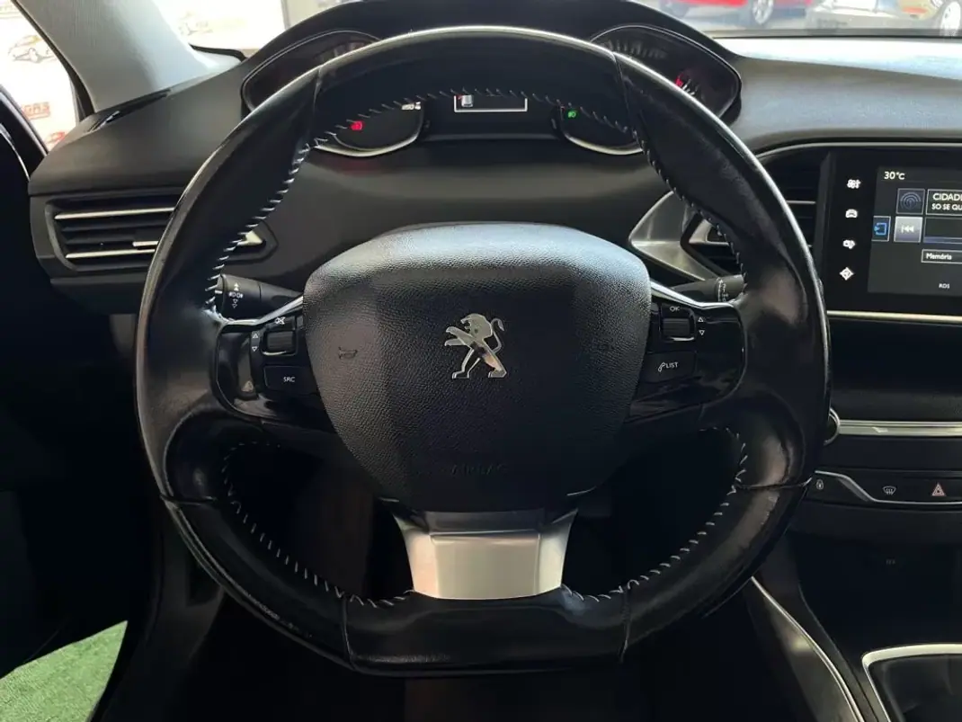 Peugeot 308 2015 - 12500 EUR, 144858 km - AUTO.MOTO.pt - 144858km - foto 26 de 73