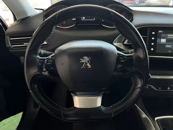Peugeot 308 2015 - 12500 EUR, 144858 km - AUTO.MOTO.pt - 144858km - foto 26 de 73