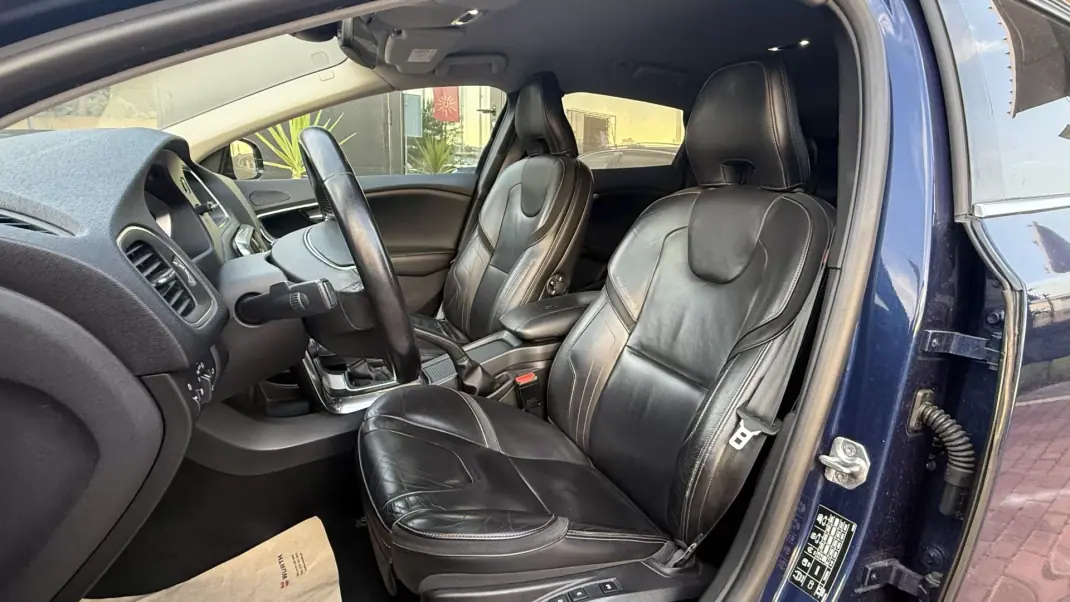 Volvo V40 Cross Country 2015 - 1 EUR, 185000 km - AUTO.MOTO.pt - 185000km - foto 22 de 26
