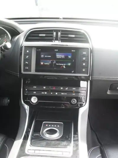 Jaguar XE 2017 - 25950 EUR, 59977 km - AUTO.MOTO.pt - 59977km - foto 14 de 35