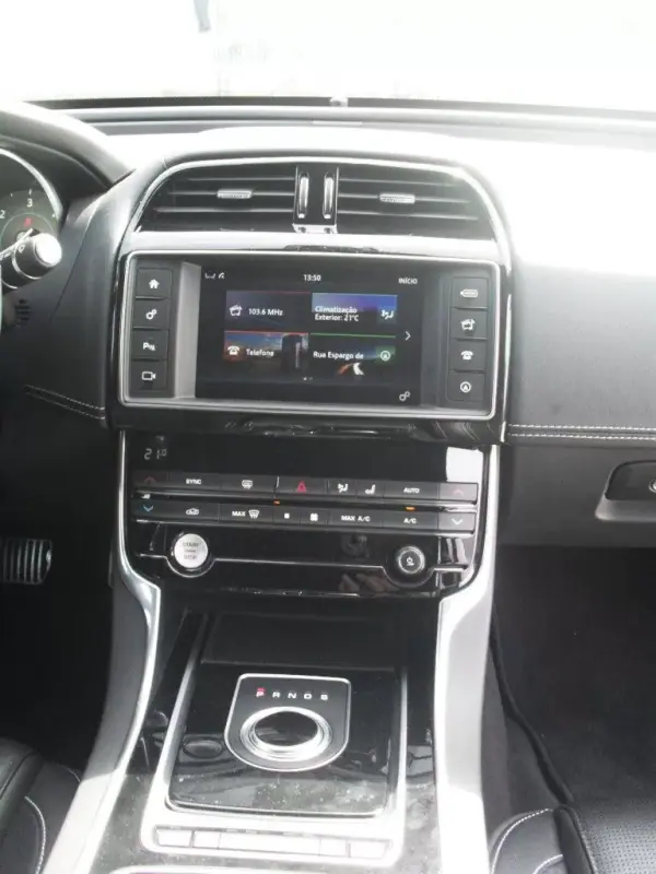 Jaguar XE 2017 - 25950 EUR, 59977 km - AUTO.MOTO.pt - 59977km - foto 14 de 35