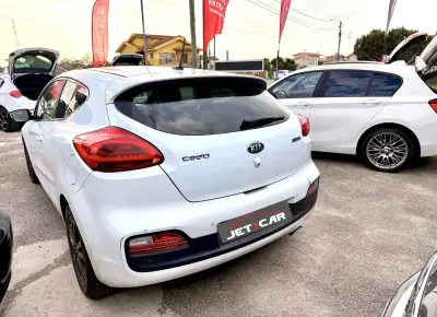 Kia Ceed 2015 - 11490 EUR, 210548 km - AUTO.MOTO.pt - 210548km - foto 2 de 11