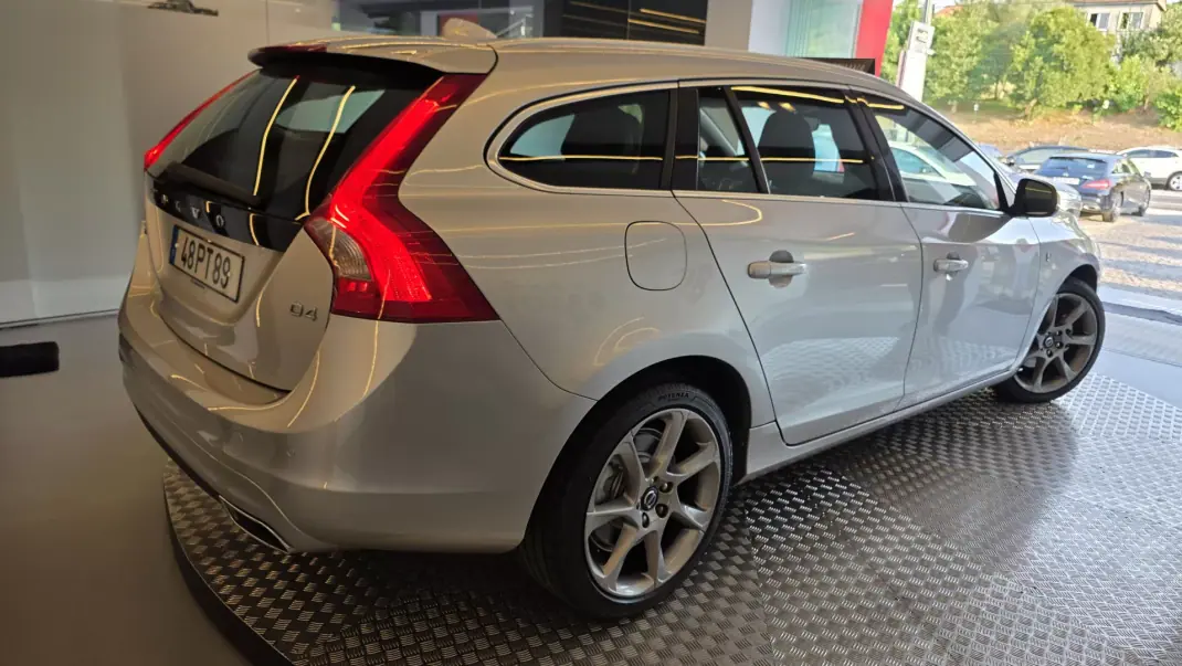 Volvo V60 2015 - 11900 EUR, 314478 km - AUTO.MOTO.pt - 314478km - foto 21 de 60