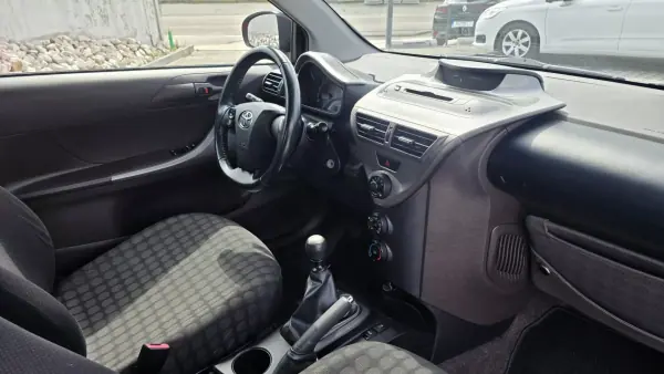 Toyota iQ 2009 - 7750 EUR, 122544 km - AUTO.MOTO.pt - 122544km - foto 12 de 20