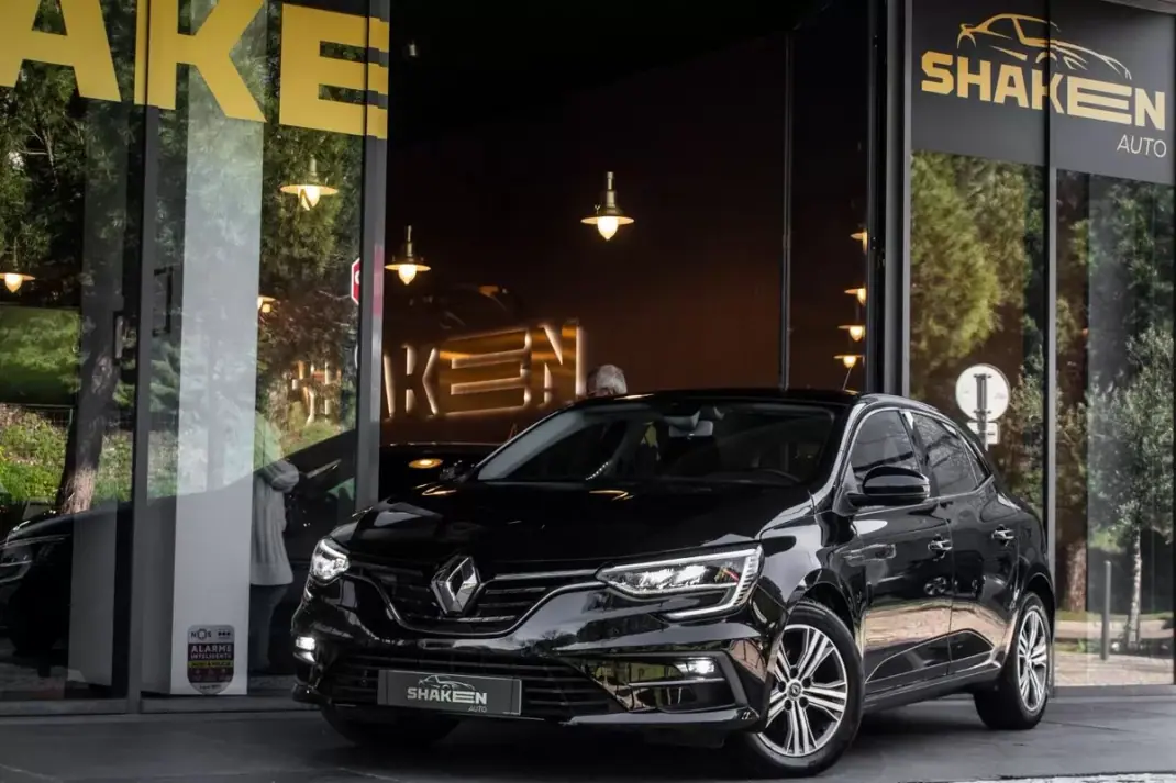 Renault Mégane 2023 - 17990 EUR, 118119 km - AUTO.MOTO.pt - 118119km - foto 1 de 41