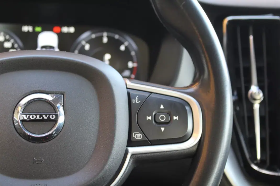 Volvo XC 60 2018 - 20900 EUR, 203000 km - AUTO.MOTO.pt - 203000km - foto 9 de 13