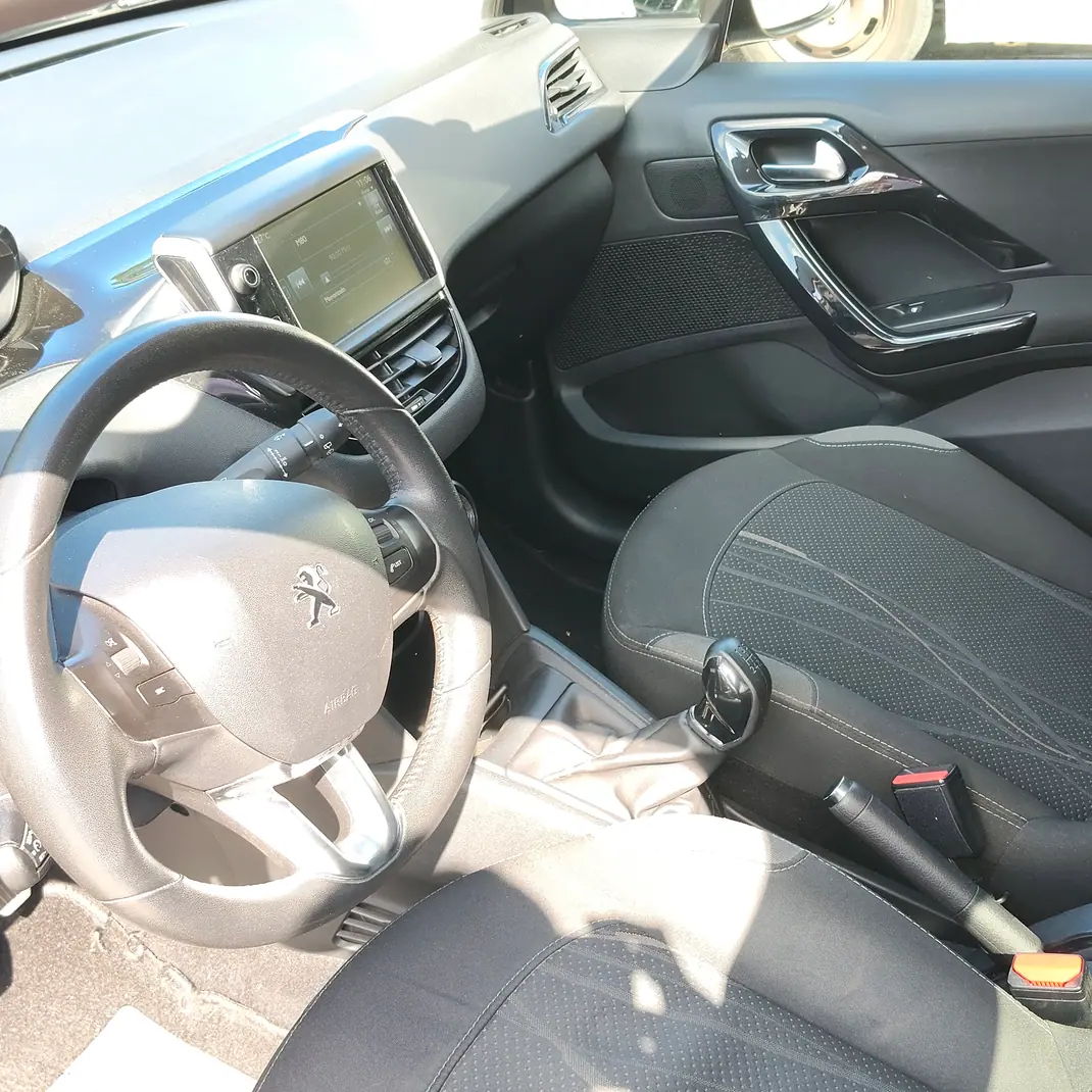Peugeot 208 2014 - 4500 EUR, 255000 km - 255000km - foto 8 de 11