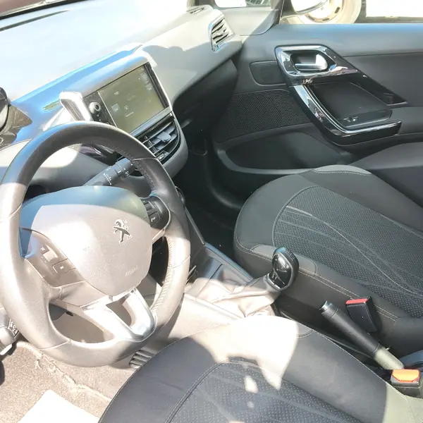 Peugeot 208 2014 - 6500 EUR, 255000 km - AUTO.MOTO.pt - 255000km - foto 8 de 11
