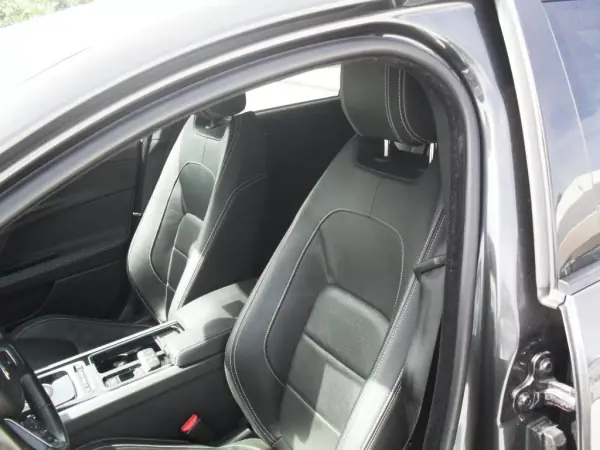 Jaguar XE 2017 - 25950 EUR, 59977 km - AUTO.MOTO.pt - 59977km - foto 21 de 35