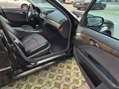 Mercedes-Benz E 220 2003 - 4900 EUR, 490000 km - AUTO.MOTO.pt - 490000km - foto 8 de 16