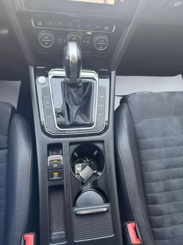 Volkswagen Passat Variant 2019 - 16900 EUR, 258985 km - AUTO.MOTO.pt - 258985km - foto 11 de 27