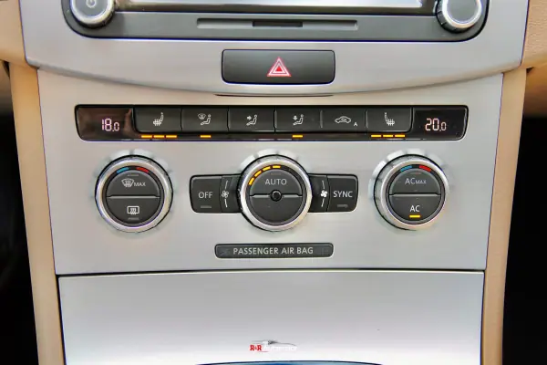 Volkswagen Passat CC 2012 - 16700 EUR, 140000 km - AUTO.MOTO.pt - 140000km - foto 33 de 40