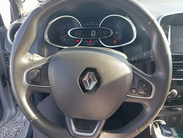 Renault Clio 2019 - 7900 EUR, 238000 km - AUTO.MOTO.pt - 238000km - foto 7 de 15